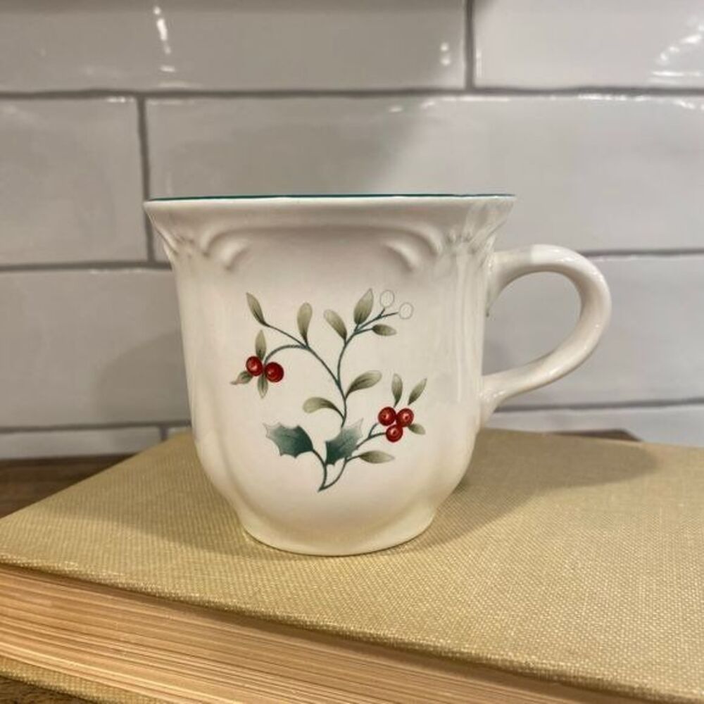 Pfaltzgraff Winterberry Mug Coffee Tea Winter Holiday Christmas